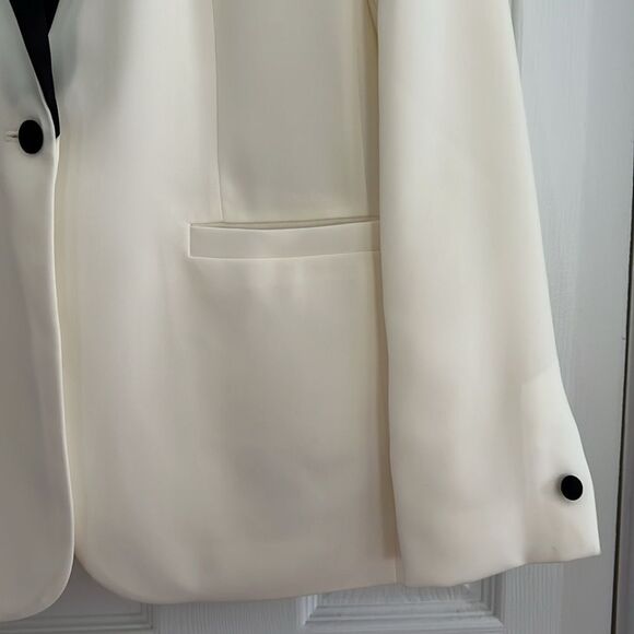 Jennifer Lopez Elegant Cream and Black Tuxedo Blazer - Picture 5 of 15